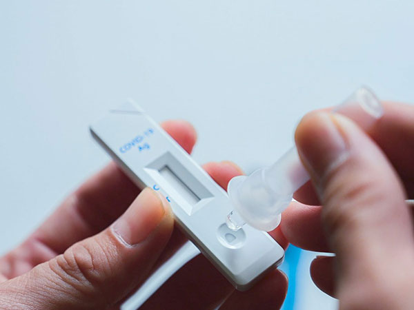 Cảnh báo: Trong kit test nhanh COVID-19 có hoá chất nguy hiểm, cẩn trọng khi test tại nhà để tránh ngộ độc