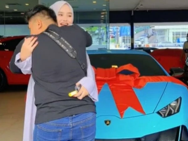 Vợ bầu tặng chồng chiếc Lamborghini gần 11 tỷ, lý do phía sau khiến nhiều người 'bật ngửa'