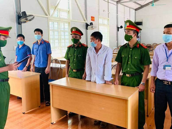 Chồng đổ xăng thiêu sống vợ trước ngày ra tòa ly hôn