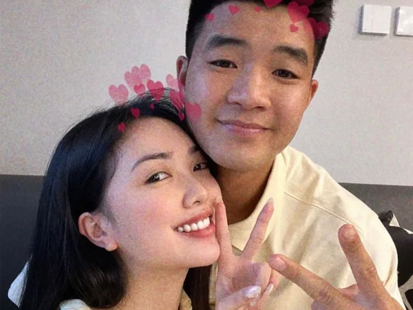 Khoảnh khắc 'tình bể bình' của vợ chồng son Hà Đức Chinh khiến netizen 'lụi tim'