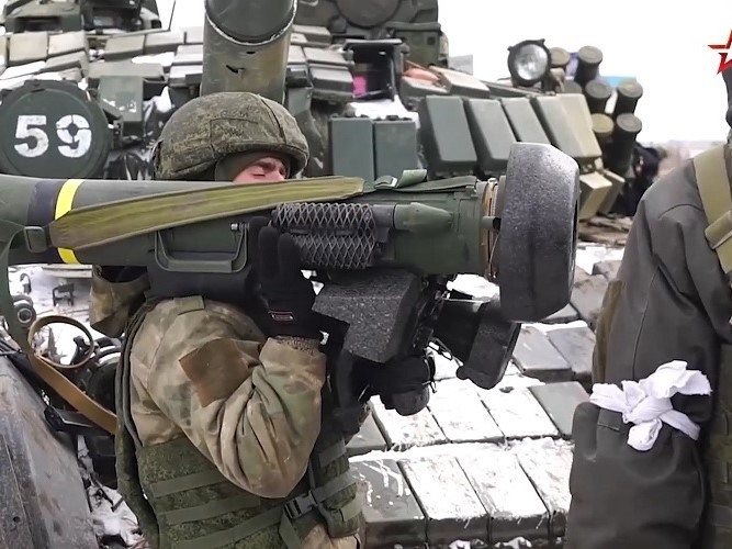 Hình ảnh lính Nga chuyển tên lửa Mỹ, tăng Ukraine cho vùng ly khai