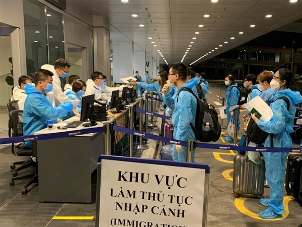 Bộ Y tế bỏ quy định cách ly với người nhập cảnh