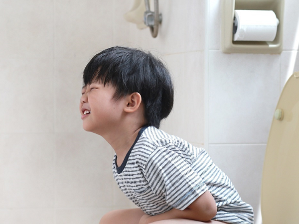 Bé trai 6 tuổi suýt chết vì táo bón: Cha mẹ chớ chủ quan