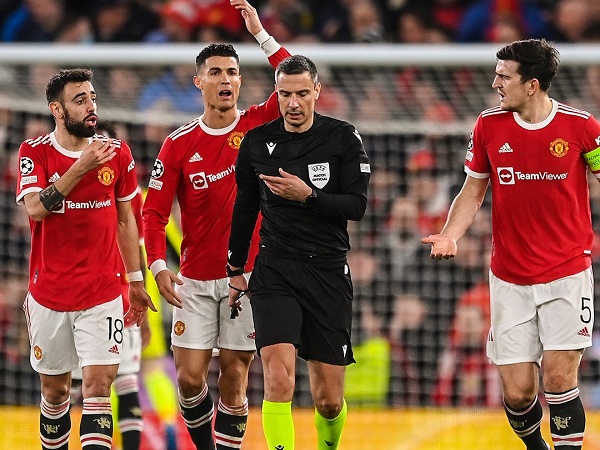 Tiếng còi méo của trọng tài tiễn MU rời Champions League?