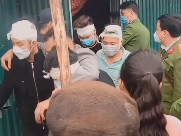 Xôn xao hình ảnh những công nhân thi công dự án thủy điện Mây Hồ sau khi xô xát với người dân