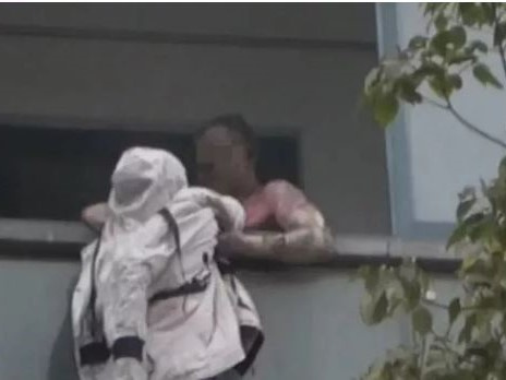Xúc động trước cảnh tượng như trong phim: Chồng giữ chặt vợ trên ban công dù lửa cháy rừng rực sau lưng