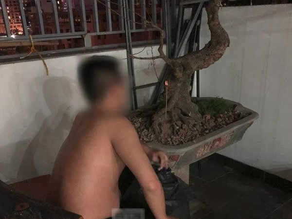 Người đàn ông ngồi thừ trên sân thượng đêm hôm, vợ lên tìm liền xanh mặt khi thấy thứ này