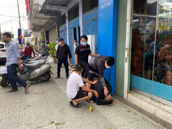 Thuê xe ô tô từ Đà Nẵng ra Huế bắt người để giao cho công an