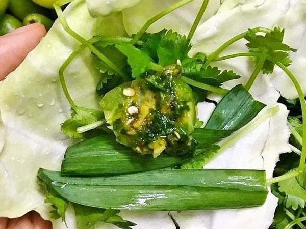 Mẹt rau quả quê giá rẻ lên đời, thêm bát nước chấm thành món đắt đỏ