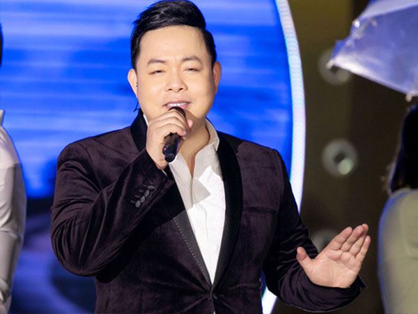 Quang Lê: 'Tôi đang cô đơn giữa nơi xứ lạ quê người. Tôi đã 40 tuổi, cầm micro 20 năm rồi mà vẫn cô đơn'