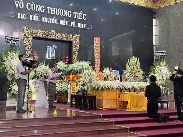Cập nhật tang lễ đạo diễn Vũ Minh: Xuân Lan nghẹn ngào đến tiễn biệt 'đàn anh'