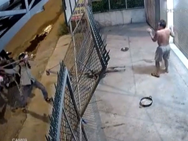 Clip: Trộm chó bị phát hiện, hung hăng chĩa súng dọa bắn chủ nhà