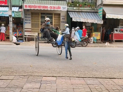 Người đàn ông và cỗ xe 'ngựa máy' gây sốt MXH thời 'bão giá'