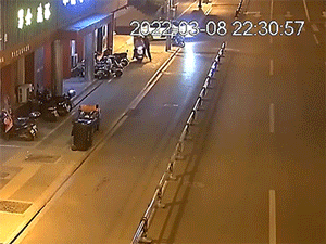 Tên cướp kéo lê cảnh sát khi đang cố gắng trốn thoát sau vụ trộm