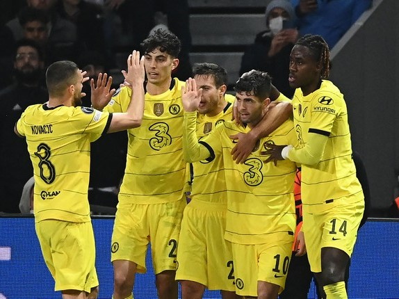 Hết tiền, Chelsea phải mặc lại áo cũ dù bị nhà tài trợ ‘tuýt còi’
