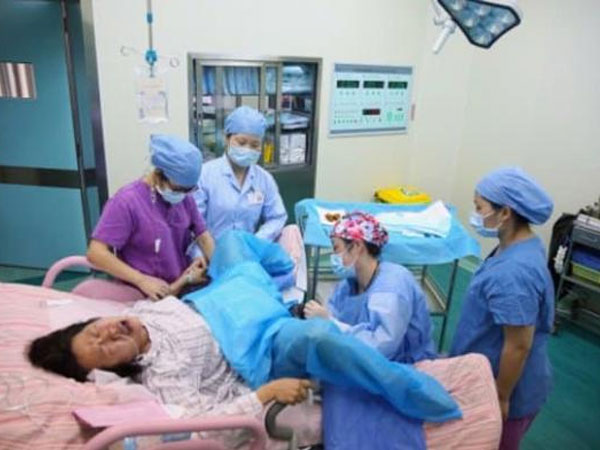 Con dâu sinh khó, mẹ chồng lại trốn về nhà rồi hôm sau tới bệnh viện, thế nhưng biết sự thật mọi người đều phải rơi lệ
