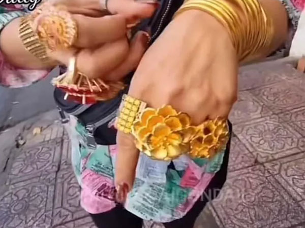 Bà chủ quán đeo hơn 70 cây vàng trên người, dân mạng dấy lên tranh cãi: Người ngưỡng mộ, người chê 'nổ'