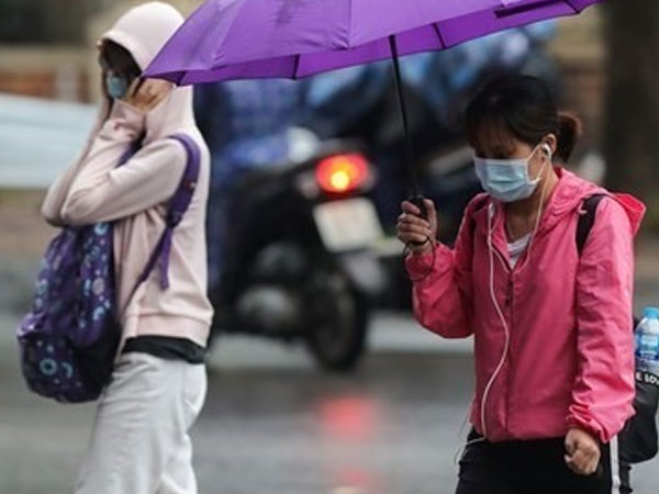 Bắc Bộ mưa dông, sương mù bao phủ vào sáng sớm, nồm ẩm quay trở lại