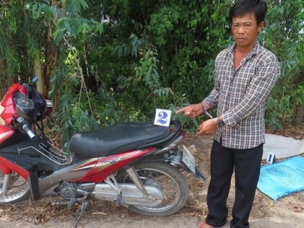 'Yêu râu xanh' chở con gái của bạn ra cánh đồng vắng để hiếp dâm