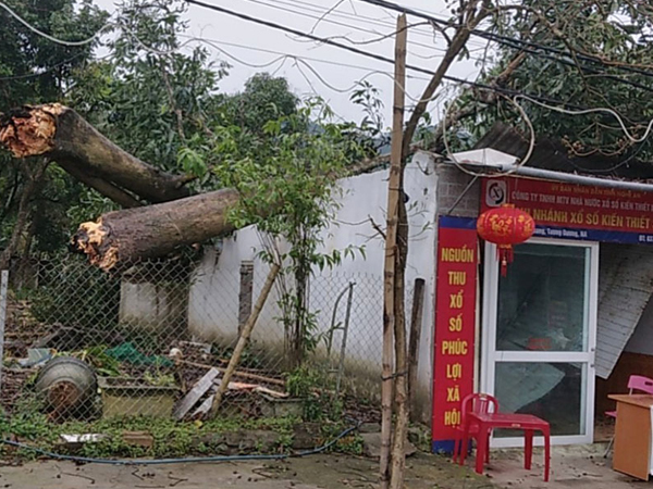 Mưa đá kèm lốc xoáy, hàng trăm ngôi nhà ở Nghệ An bị tốc mái
