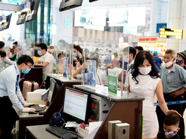 Giá xăng tăng cao: Hàng không kêu cứu, đòi tăng giá vé