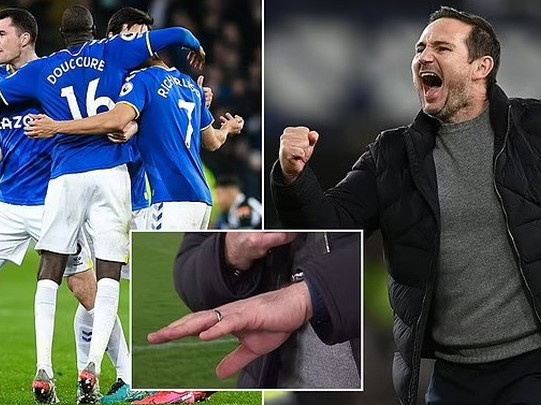 Everton ghi bàn thắng muộn, HLV Lampard ăn mừng đến... gãy cả ngón tay mà không biết