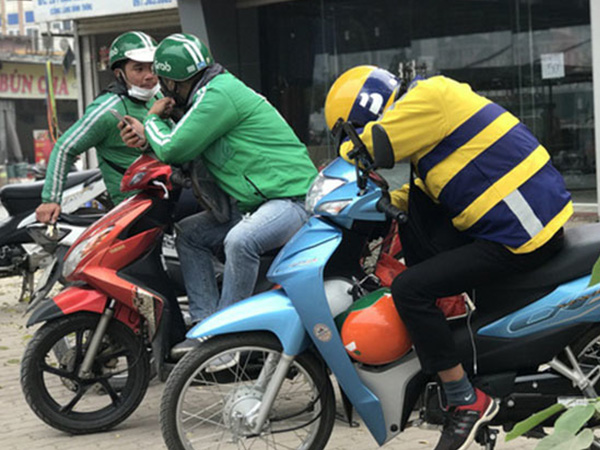 Xe ôm công nghệ tắt app, tránh chở khách ưu tiên chở hàng nhẹ vì giá xăng tăng