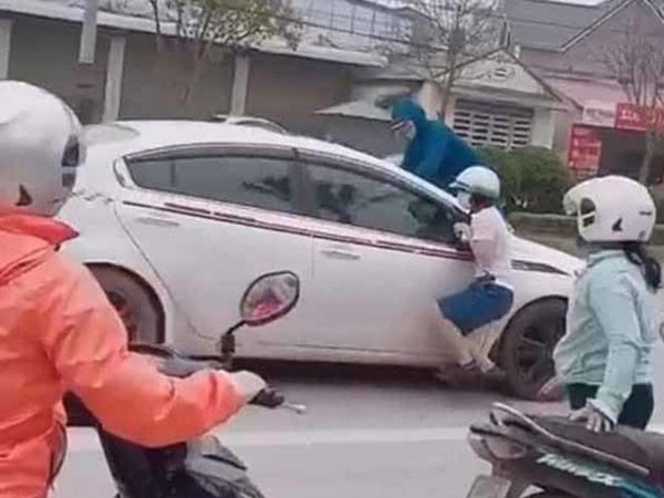 Vợ tử nạn khi đu bám cửa xe ô tô chồng cũ