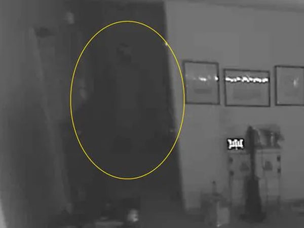 Chuyển đến nhà mới được 2 năm, cặp vợ chồng 'sởn tóc gáy' khi xem hình ảnh từ camera