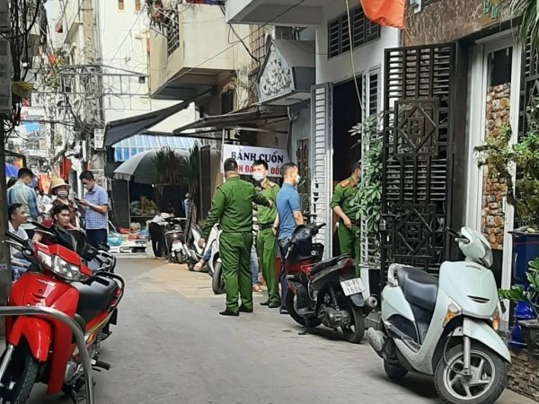 Bố dùng búa đánh liên tiếp vào đầu con trai đang ngủ