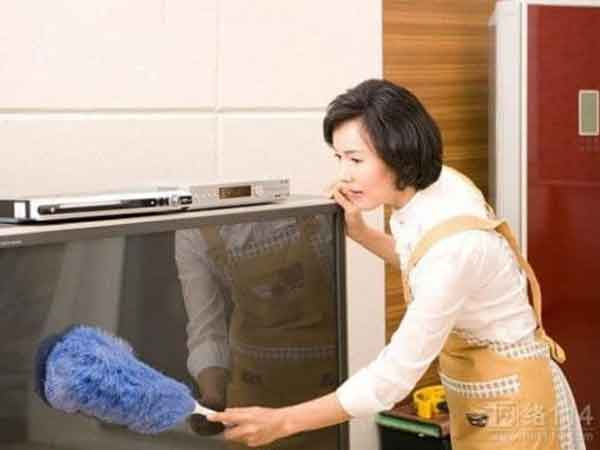 Nửa đêm thức giấc pha sữa cho con, tôi bất ngờ phát hiện sự thật bất ngờ về cô giúp việc bao năm