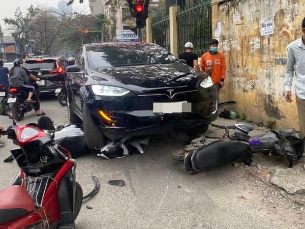 Tesla Model X có thực sự là SUV 'an toàn nhất thế giới'?
