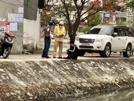 Tên cướp đang bơi qua hồ thoát thân, gặp ngay CSGT chặn đầu