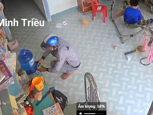 Thản nhiên vào nhà ăn cắp 20.000 đồng còn không ngừng dặn dò bé trai: 'Ở nhà trông nhà đi chứ con'