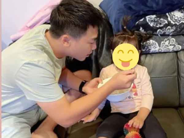 Bạn trai cũ Hoà Minzy bất ngờ khoe khoảnh khắc chăm sóc ân cần, tỉ mỉ một nhóc tỳ lạ mặt