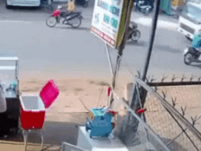 Sau cú đâm kinh hoàng vào đầu xe tải, 2 thanh niên say rượu bị hất văng xuống đường, nằm bất tỉnh tại chỗ