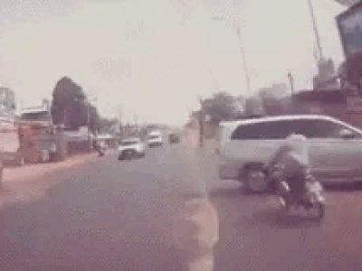 Khoảnh khắc kinh hoàng: Phóng xe tốc độ cao lao vào đuôi ô tô, thanh niên bị hất văng ra xa, nằm bất động