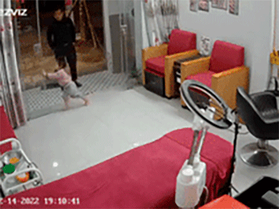 Bé gái mở cửa đón ông vào nhà nhưng khiến ông được phen 'kinh hồn bạt vía'
