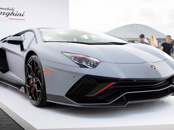 Lamborghini phải sản xuất 15 chiếc Aventador... đền cho khách hàng