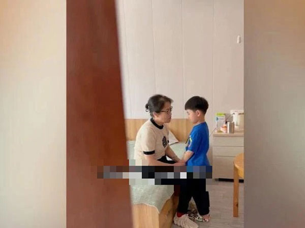 Con dâu đứng ngoài cửa nghe lén mẹ chồng dạy cháu nội mà rơi nước mắt