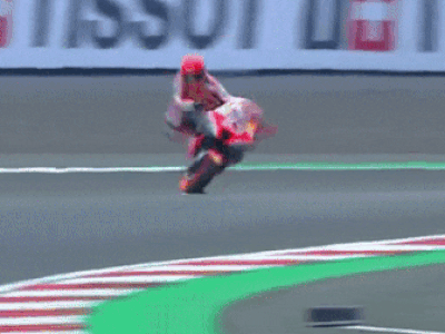Video: Huyền thoại đua xe MotoGP gặp tai nạn kinh hoàng, bị hất văng lên không trung và điều không tưởng đã xảy ra