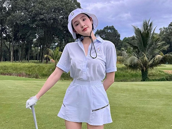 Fan bắt gặp Hiền Hồ đi tập golf giữa lúc vướng ồn ào với đại gia U60, mặt có vẻ hơi buồn?