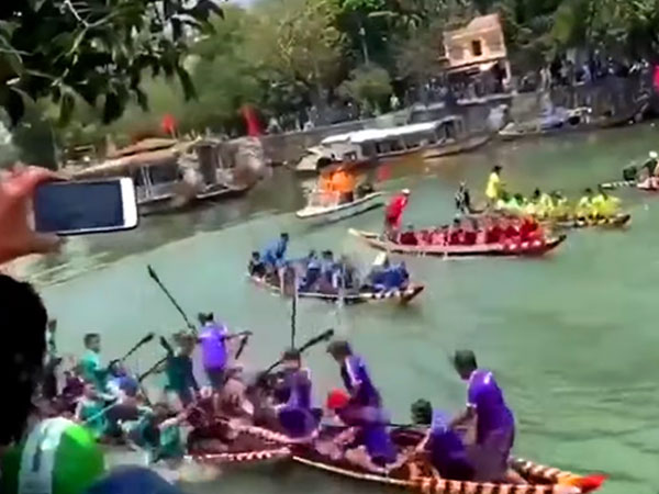 Khua mái chèo khiến đối thủ rơi xuống sông, đội gây chiến nhận giải fairplay khiến nhiều người bức xúc