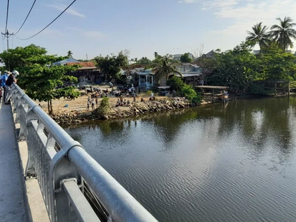 Để lại mảnh giấy ghi nợ 150 triệu đồng cùng xe máy trên cầu, nam thanh niên nhảy cầu tự tử