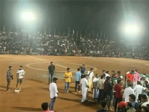 Sập khán đài bóng đá, 200 người bị thương