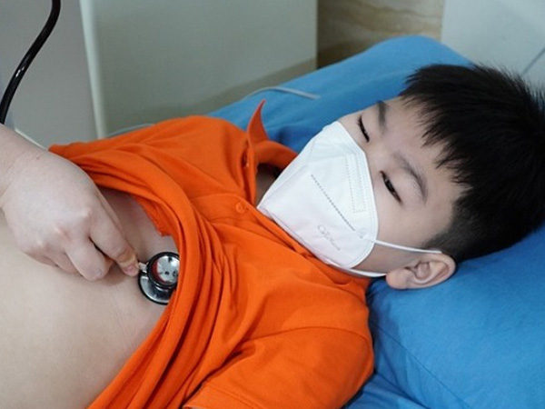 Bé trai sốc phản vệ sau khi ngậm 1 viên thuốc chữa ho