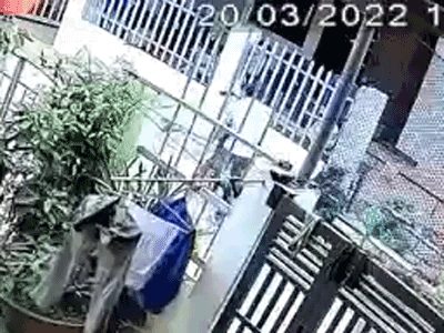 Mâu thuẫn chỗ đỗ xe, người đàn ông tát bôm bốp vào mặt phụ nữ lớn tuổi