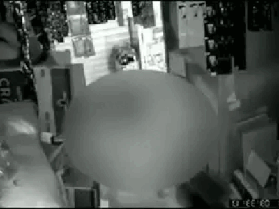 Kinh hoàng clip người đàn ông dùng dao chém liên tiếp vào người 'vợ hờ' rồi treo cổ tự sát