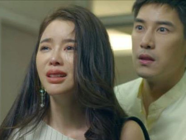 Bắt gặp bố cặp kè với gái trẻ, tôi chụp ảnh gửi cho mẹ, nào ngờ bà tiết lộ một chuyện khiến tôi chết lặng