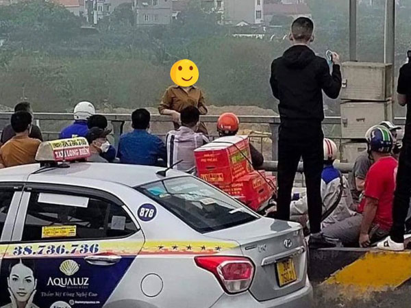 Hà Nội: Xôn xao clip cô gái trẻ đứng vắt vẻo trên thành cầu dọa tự tử khiến đám đông xúm lại khuyên can